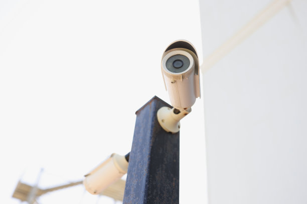 户外摄像机对建筑物进行特写图片下载