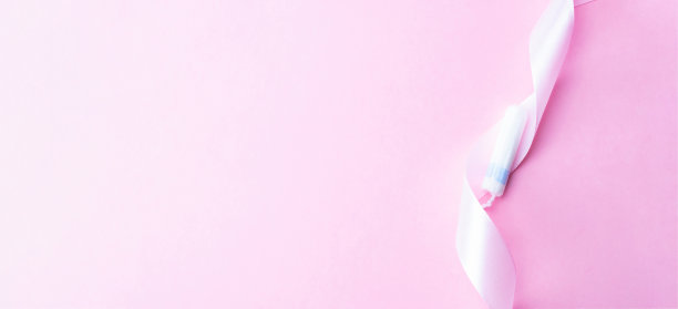 月经卫生棉条女性卫生。粉红色的缎带和粉红色背景的月经卫生棉条。女性月经期。卫生保健的概念。医疗保健妇科旗帜。图片下载
