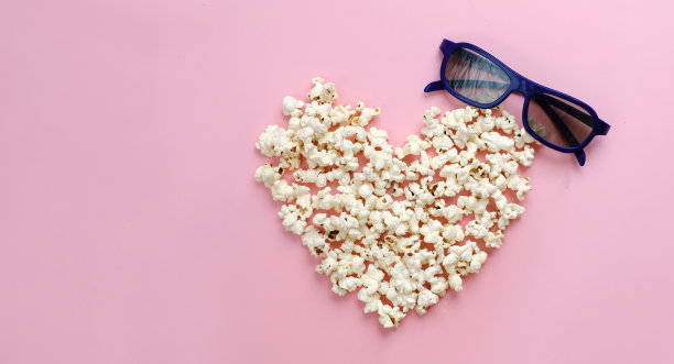 爆米花心，粉红色背景的3D眼镜。情人节拷贝空间图片下载