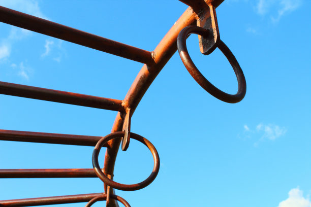 金属单杠。特写镜头。响了。背景。图片下载