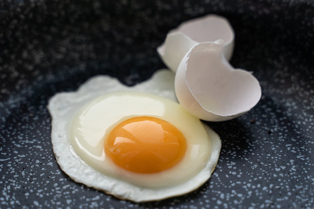 烹饪炒鸡蛋时，鸡蛋与蛋壳一起破裂了图片下载