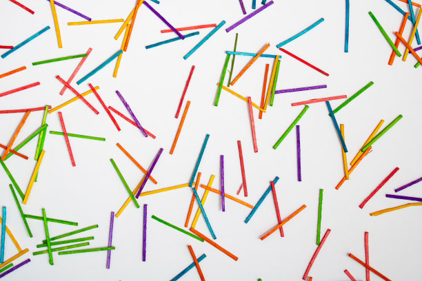 墙纸由彩色的棍子，红色，蓝色，绿色，黄色，紫色，橙色，在清楚的白色背景。最小的结构概念。颜色消除抑郁。无序的多样性。图片下载