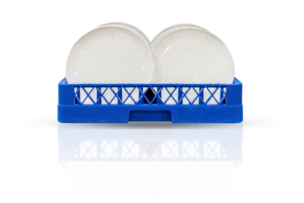 白色板在蓝色的塑料篮子(前视图)与反射隔离在白色的背景与剪辑路径图片下载