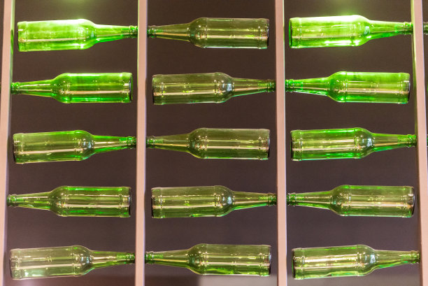 绿色的啤酒瓶图片下载