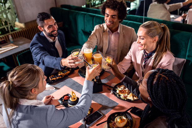 商务午餐时坐在餐馆里的一群人。图片下载