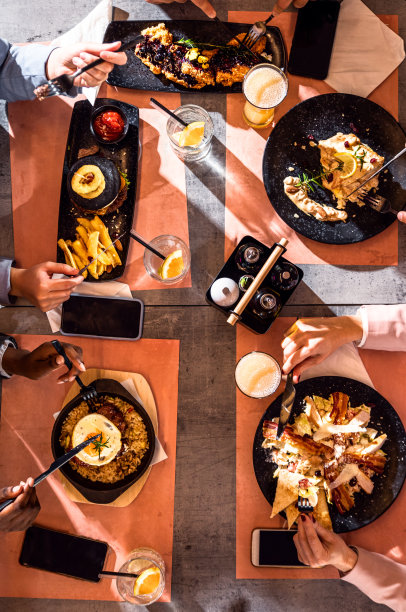 在餐厅的餐桌上俯瞰食物。图片下载