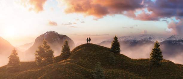 神奇的幻想场景，男人和女人夫妇在上面图片下载