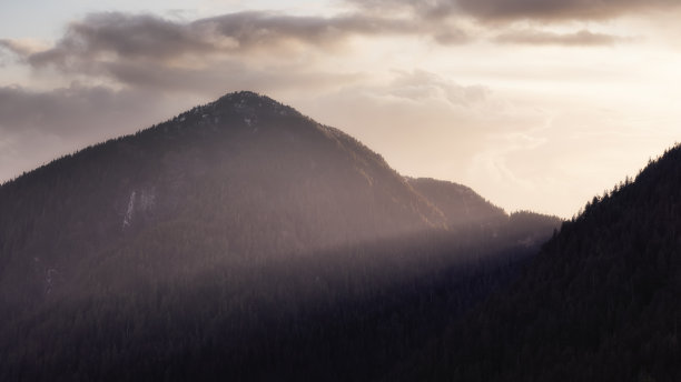 加拿大自然山脉景观。图片下载