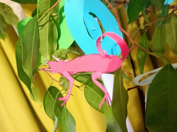 一张变色龙的照片，从彩色的纸上剪下来，在无花果树手工创作的儿童图片下载