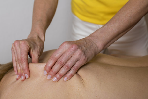 女人享受水疗按摩图片下载