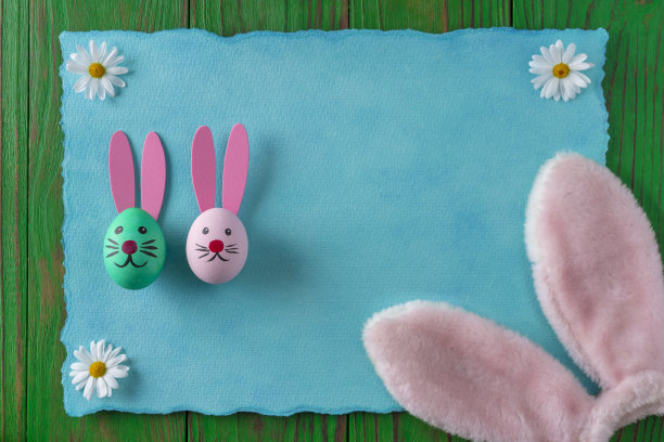 复活节彩蛋兔子脸手绘雏菊花和蓝色复制空间水彩画图片下载