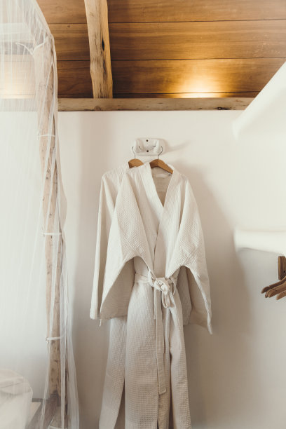 热带浴室装饰的一部分与浴衣图片下载