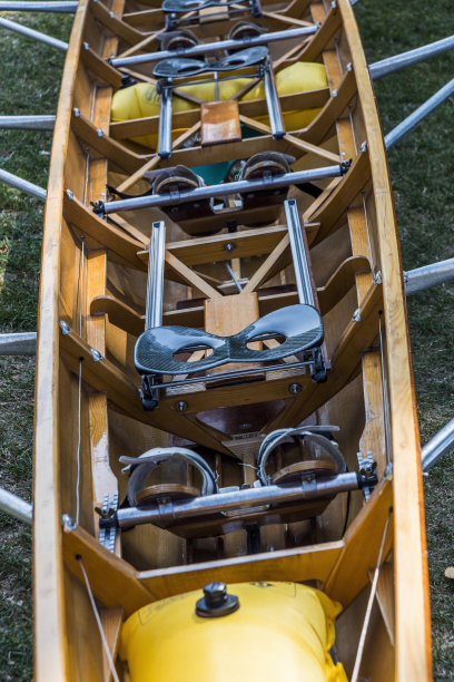 木独木舟座位部分在楚格州，瑞士图片下载