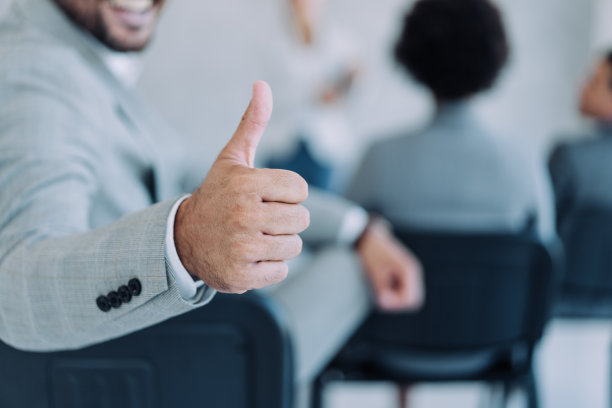 自信的商人参加研讨会。图片下载