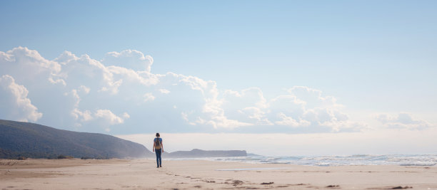 背包客亚洲女性在帕塔拉沙丘海滩图片下载