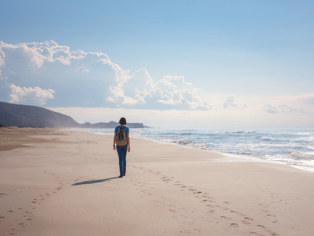 背包客亚洲女性在帕塔拉沙丘海滩图片下载