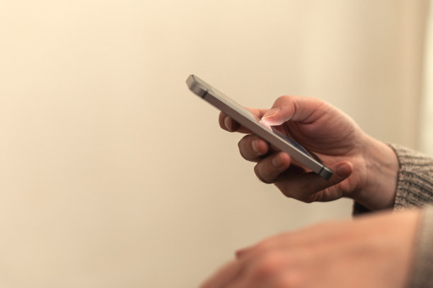 女性的手在客厅里用智能手机交流的特写图片下载