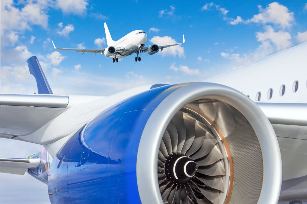 喷气式发动机和在空中降落的飞机。图片下载
