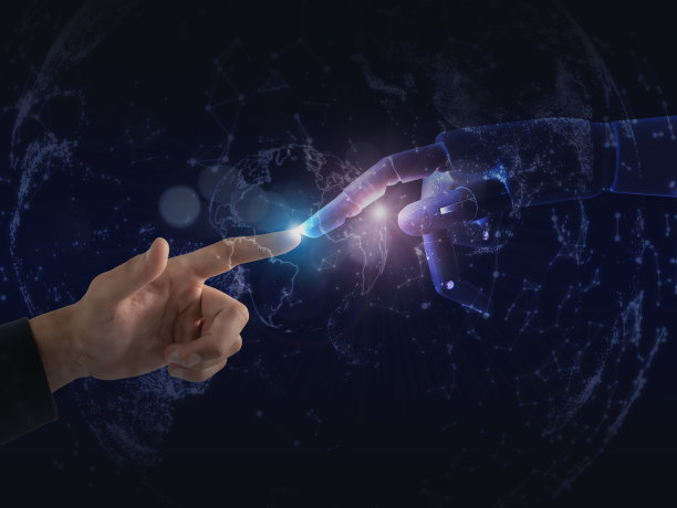 人工智能，未来技术和商业概念——机器人和人手，黑色背景上的闪光灯和虚拟屏幕投影图片下载