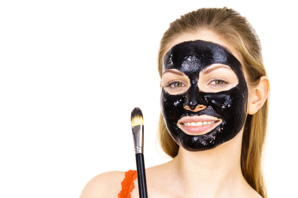 妇女用黑色泥面膜敷脸图片下载