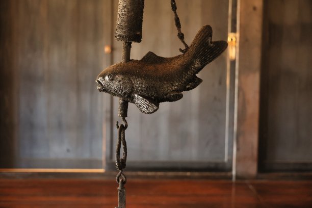 一条鱼形的横木在一座古老的民居的复古壁炉里图片下载