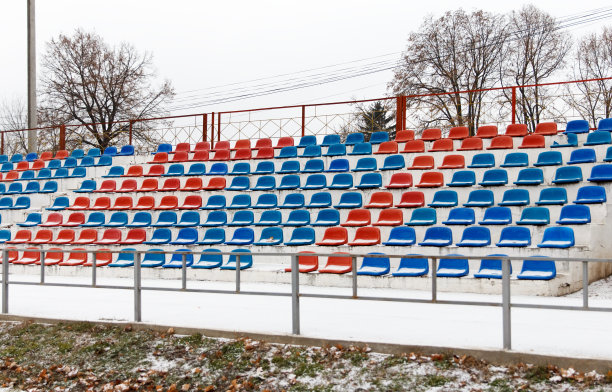 冬季足球场内的塑料座椅图片下载