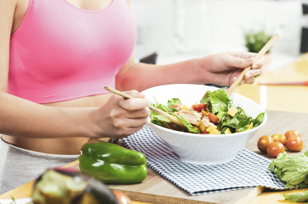 漂亮女人在做沙拉图片下载