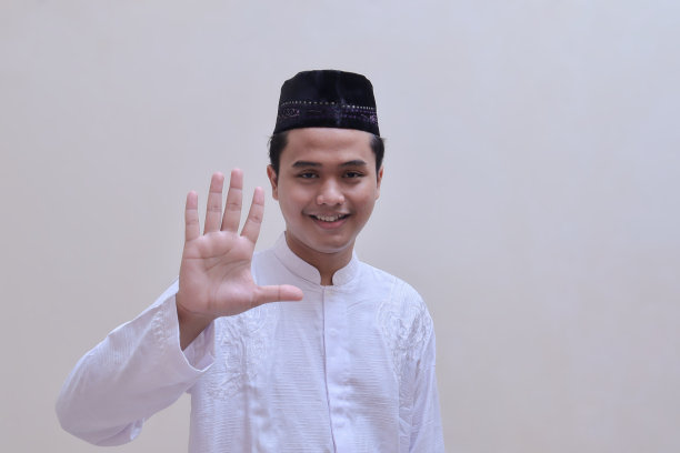 虔诚的亚洲人微笑着伸出五个手指图片下载