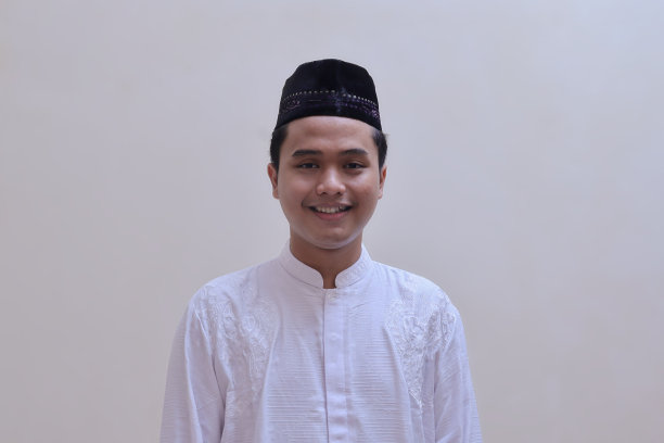 微笑并看着镜头的亚洲宗教男子画像图片下载