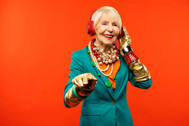 酷酷时尚的老女人穿着时尚的衣服图片下载