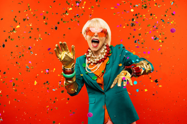 酷酷时尚的老女人穿着时尚的衣服图片下载