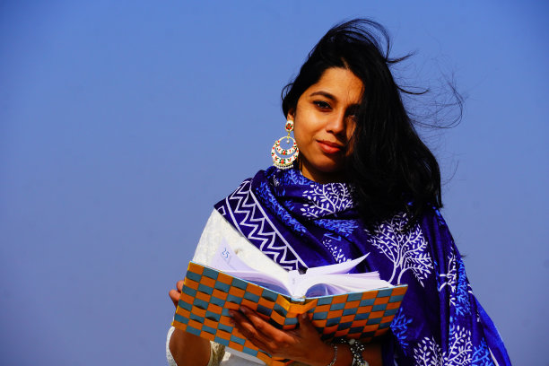 快乐微笑的学生女孩与在户外拍摄图片下载