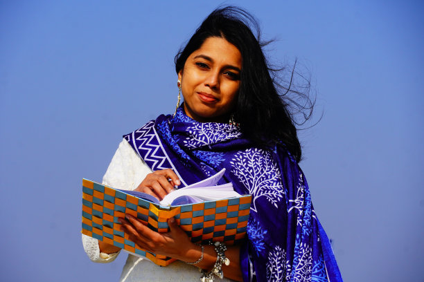 快乐微笑的学生女孩与在户外拍摄图片下载