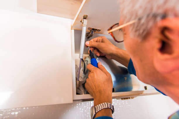 修理橱柜的修理工图片下载