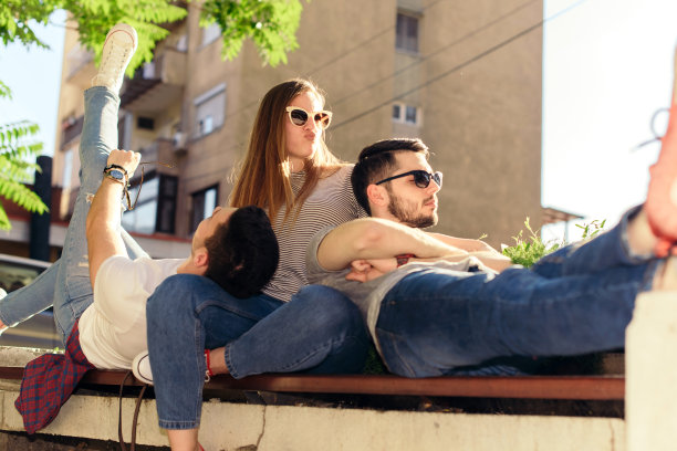 一群年轻朋友玩得很开心图片下载