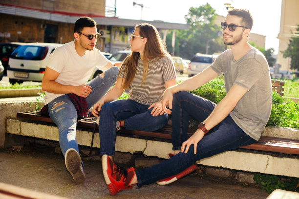 一群朋友坐在城市公园里图片下载