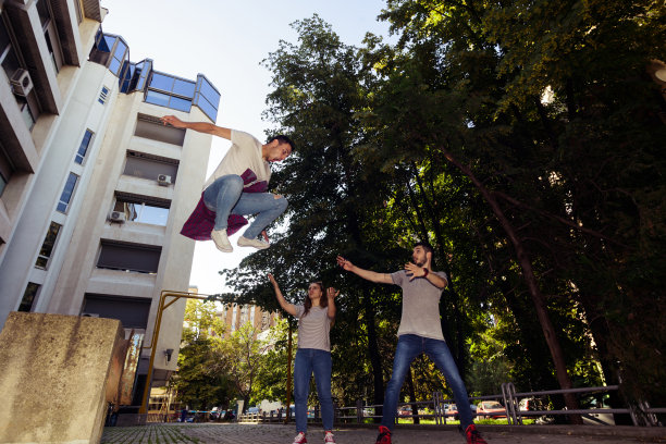 三个朋友在户外散步，玩得开心图片下载