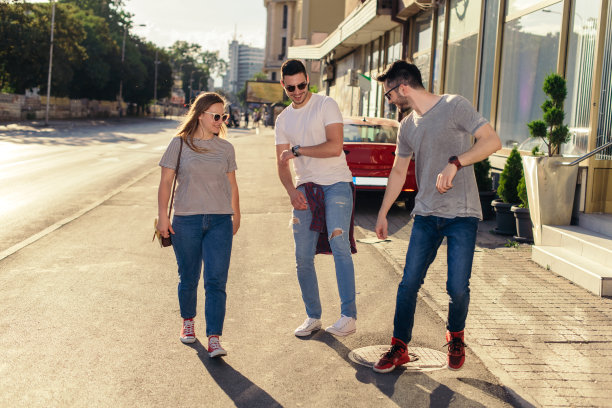 一群朋友一起在城市里散步图片下载