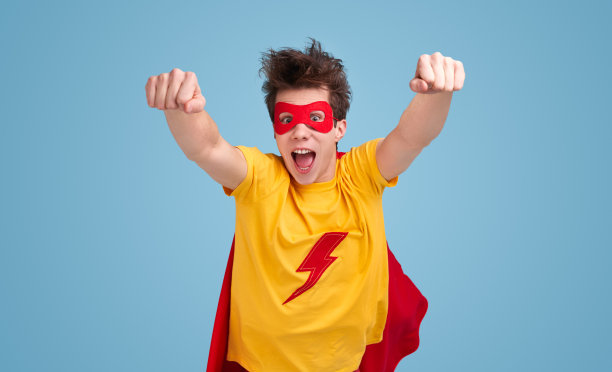 超级英雄兴奋地飞向镜头图片下载