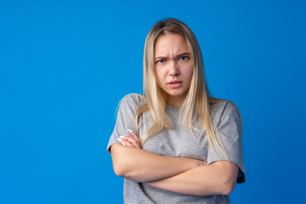 年轻少女的肖像不满不满的蓝色背景图片下载