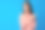 年轻美丽的少女交叉双臂在蓝色背景上做负面的标志图片下载