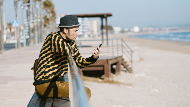 看智能手机的现代中年男人图片下载