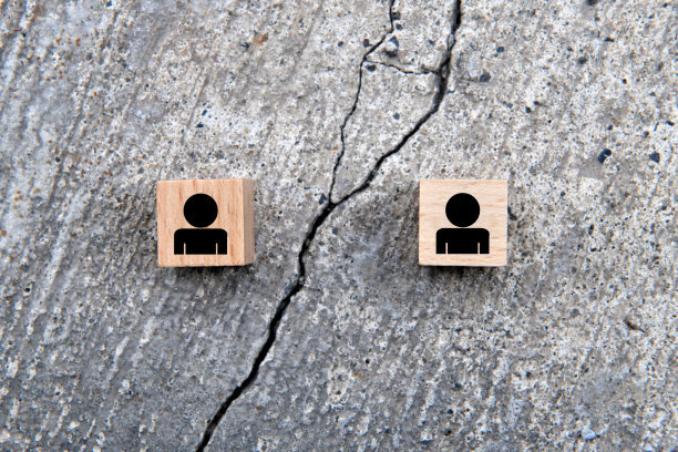 破碎的人际关系图像，带有人类象形文字的木块和裂纹图片下载