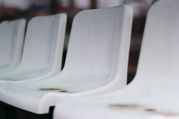 白色的体育场座椅，上面有灰尘图片下载