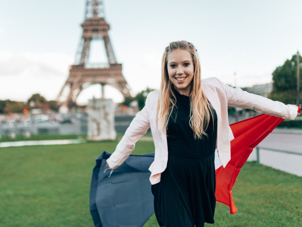 幸福游客在巴黎与法国国旗图片下载