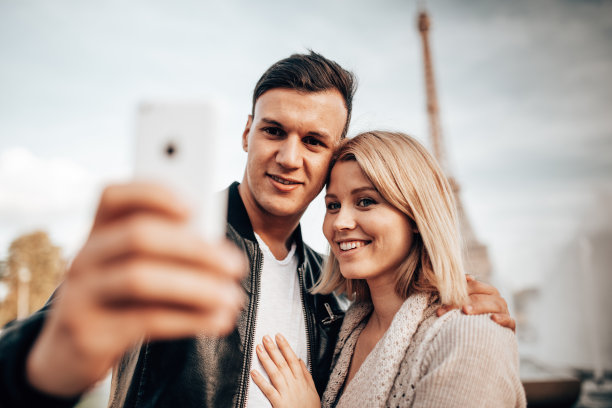 幸福相聚巴黎图片下载