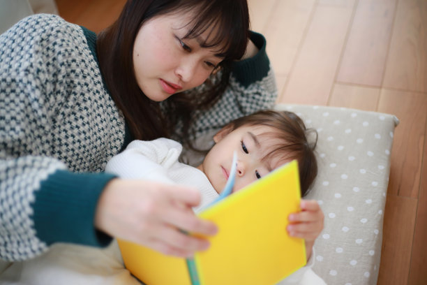 父母和孩子看绘本图片下载