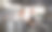 快乐的厨师和厨师在餐厅厨房里做他们的菜。图片下载