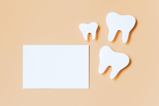 时尚米色背景的环保木制牙刷。牙科保健的概念。牙医快乐的一天。图片下载