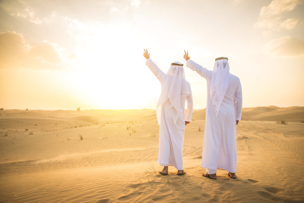 沙漠中的阿拉伯人图片下载